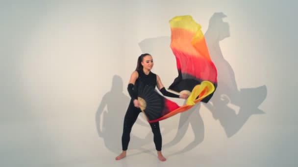 Krásná mladá acrobat tanec v pomalém pohybu — Stock video