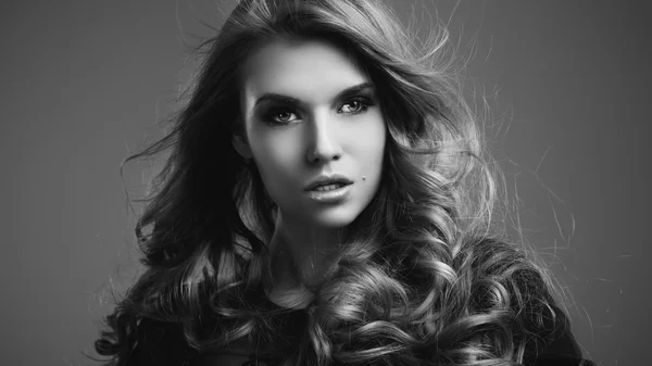 A gyönyörű nő, a szőke haj portréja — Stock Fotó
