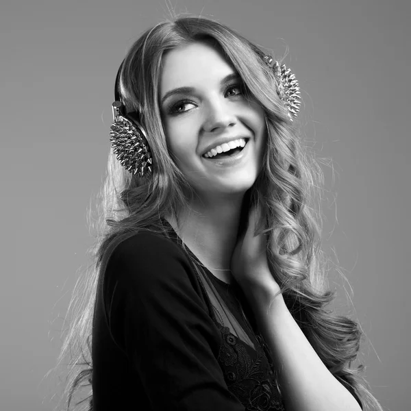 Güzel, gülümseyen bir kadın müzik dinliyor. — Stok fotoğraf