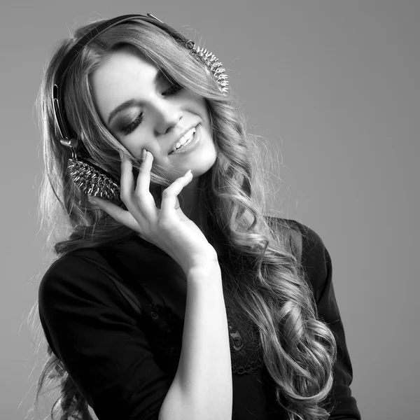 Beautiful smiling woman listening to music — Stock Photo, Image