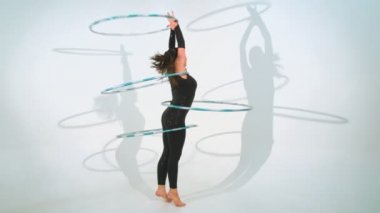 İplik acrobat güzel hula hoops yavaş hareket