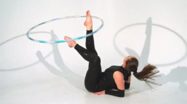 İplik acrobat güzel hula hoops yavaş hareket