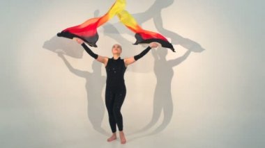 Güzel genç acrobat dans yavaş hareket