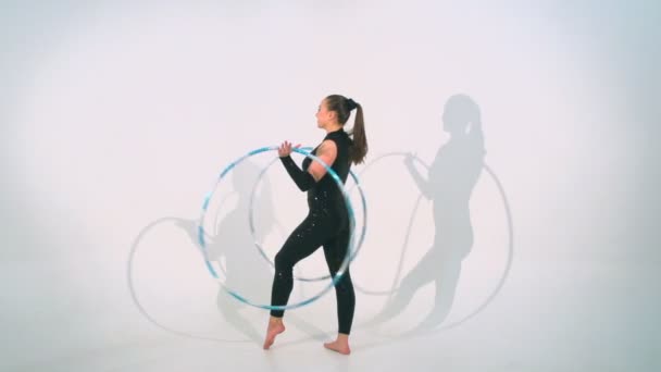 Spinnen acrobat mooie hula hoops in slow motion — Stockvideo