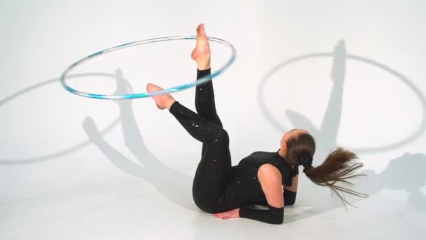 Spinning Akrobat schöne Hula-Hoop-Reifen in Zeitlupe