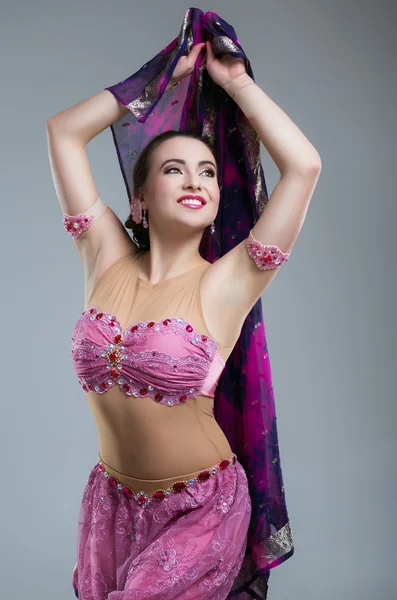 Schöne junge Frau in ethnischer Kleidung im Atelier — Stockfoto