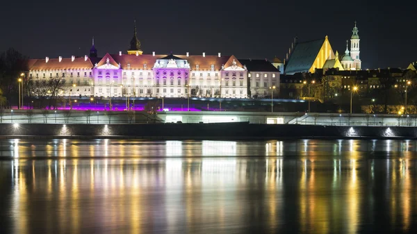 Vue de nuit dans la vieille ville de Varsovie depuis la rivière — Photo