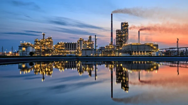 Raffineria di petrolio al tramonto. HDR - gamma dinamica elevata — Foto Stock