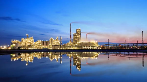 Refinería de petróleo al atardecer — Foto de Stock