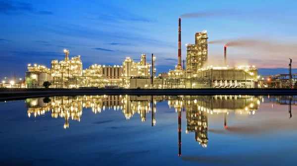 Gün batımında petrol rafinerisi — Stok fotoğraf