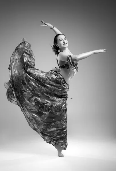 Mulher bonita em um vestido dançando no estúdio — Fotografia de Stock