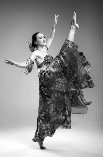 Belle jeune femme en robe dansant en studio — Photo
