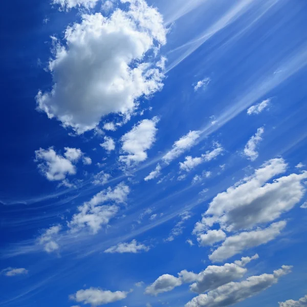 구름으로 뒤덮여 있는 푸른 하늘 — 스톡 사진