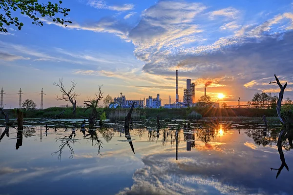 Kilang minyak saat senja. HDR - kisaran dinamis tinggi — Stok Foto