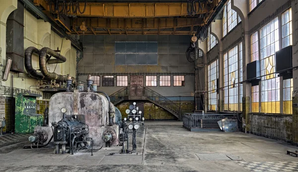 Velho destruiu uma fábrica abandonada.HDR natural - ra dinâmica alta — Fotografia de Stock