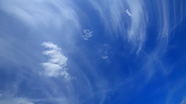 Blauwe lucht met wolken als achtergrond — Stockfoto