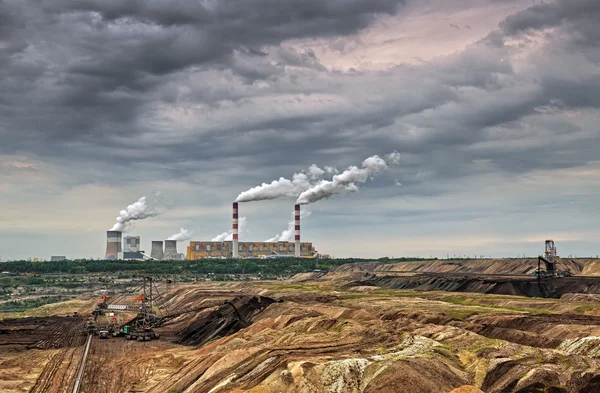 Minas a céu aberto e centrais eléctricas. HDR - faixa dinâmica alta — Fotografia de Stock