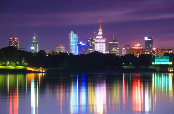 Warschau nacht uitzicht op de stad vanaf de rivier — Stockfoto