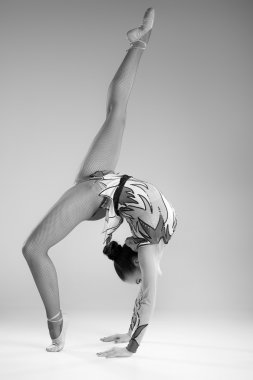 Güzel ve genç birbayan esnek egzersiz stüdyo