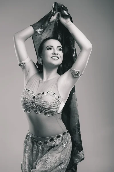 Vacker ung kvinna i etniska klädsel i studion — Stockfoto