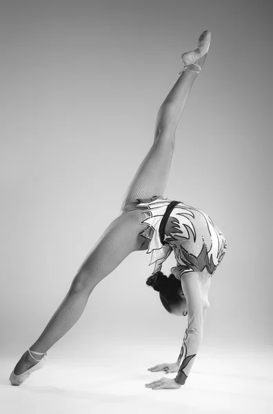 스튜디오에서 아름 다운 젊은 여자 유연 연습 기 — 스톡 사진