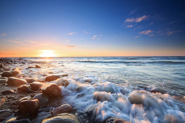 Solnedgång över Östersjön. grusstranden i rozewie — Stockfoto