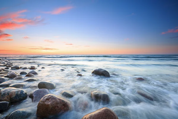 Puesta de sol sobre el mar Báltico. La playa de guijarros en Rozewie — Foto de Stock