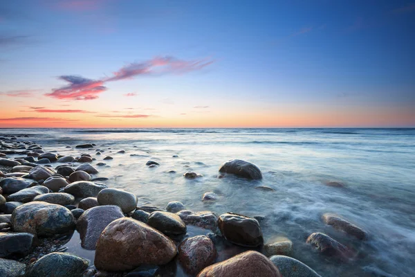 Coucher de soleil sur la mer Baltique. La plage de galets à Rozewie — Photo