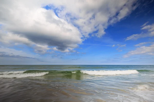 Dramatische hemel en wolken boven Baltische Zee — Stockfoto