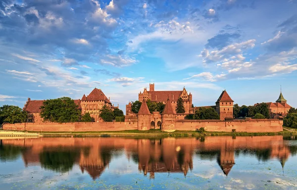 Cavaleiros Teutônicos no castelo de Malbork no verão. Património Mundial Lis — Fotografia de Stock