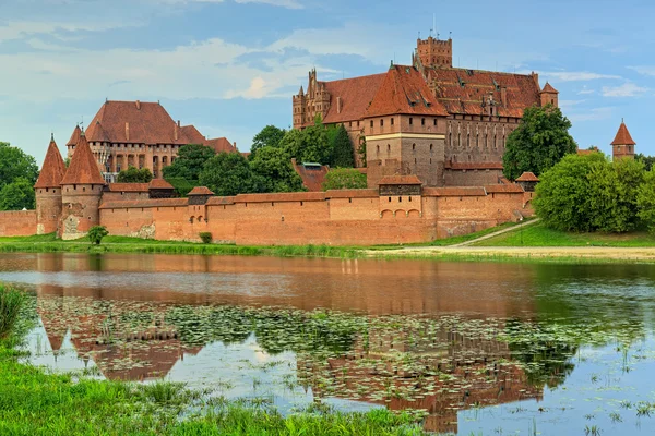 Chevaliers Teutoniques au château de Malbork en été. Patrimoine mondial Lis — Photo