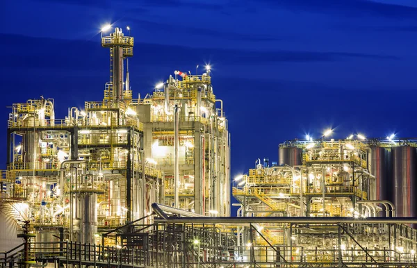 Oil refinery at night — Stock Photo, Image