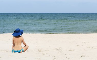 Onu geri ile sahilde şapkalı kadın