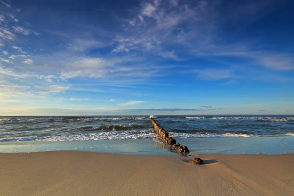 Балтийское море и волнолом в сумерках — стоковое фото