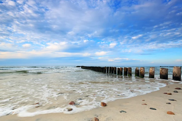 Plage de Kuznica sur la mer Baltique et beau ciel avec des nuages — Photo