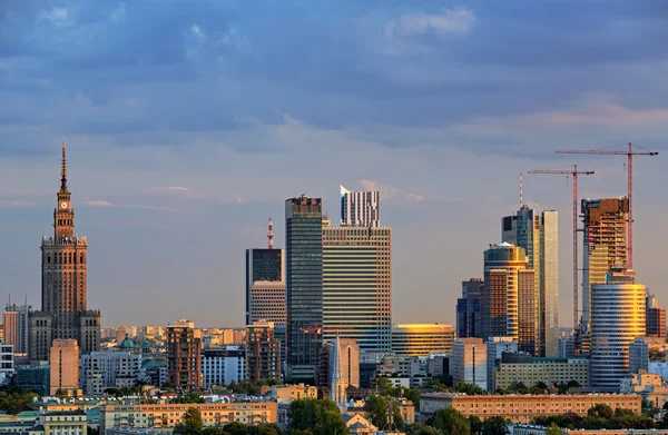 Soumrak nad centra Varšavy. HDR - s vysokým dynamickým rozsahem — Stock fotografie