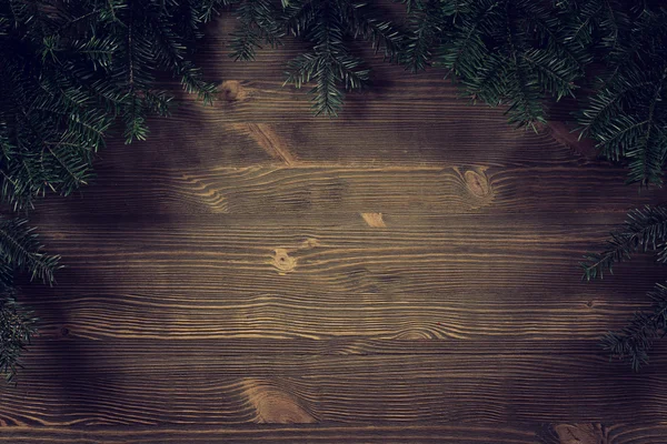 Oude planken versierd met takjes kerstboom — Stockfoto