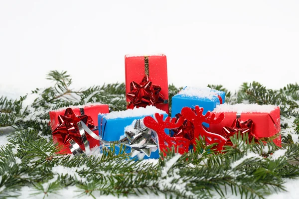 Presentes de Natal em um fundo branco — Fotografia de Stock
