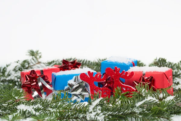 Presentes de Natal em um fundo branco — Fotografia de Stock