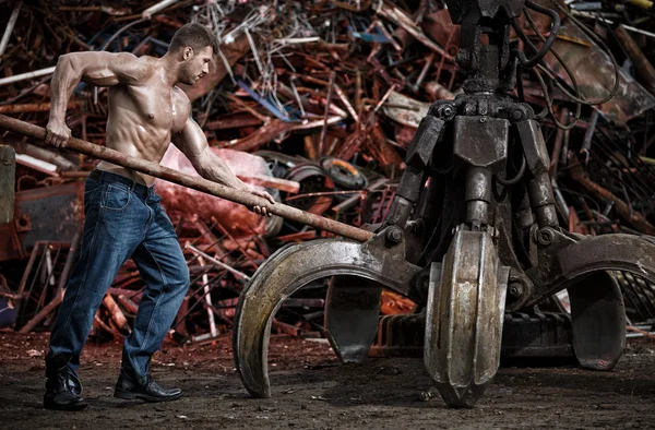 Svalnatý muž pracující na smetiště — Stock fotografie