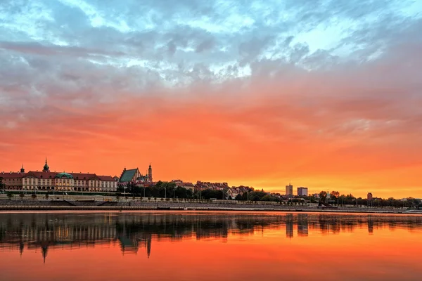 Vista del casco antiguo de Varsovia al atardecer . — Foto de Stock