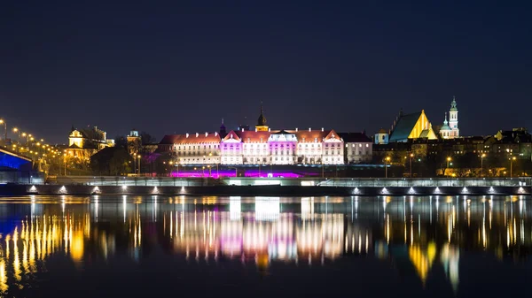 Pohled na staré město Varšava v noci — Stock fotografie