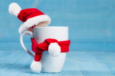 Kupa bir kap ve eşarp. Küçük alan derinliği