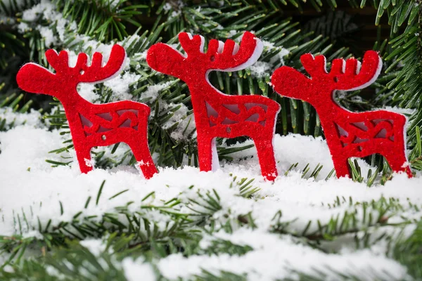 Kerst ornamenten op een Christmas tree twijgen en sneeuw — Stockfoto