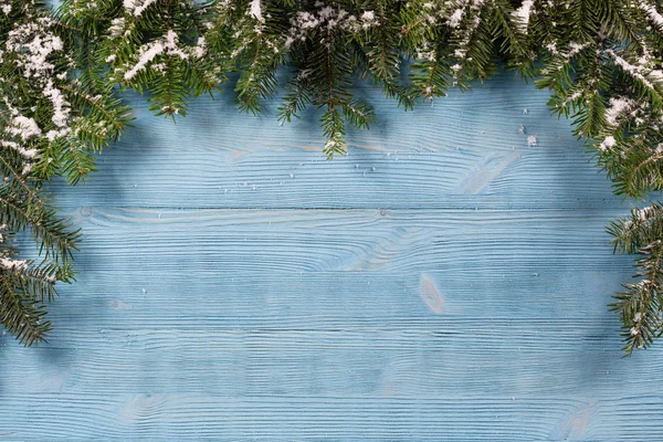 Oude planken versierd met takjes kerstboom — Stockfoto