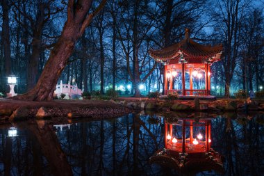 Geleneksel Çince pavyonlar Łazienki Parkı çok yakın Varşova