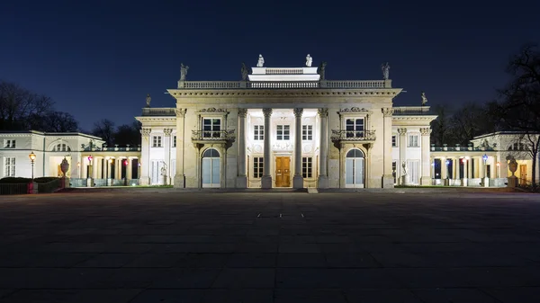 Königspalast auf dem Wasser im Park lazienki bei Nacht, Warschau — Stockfoto