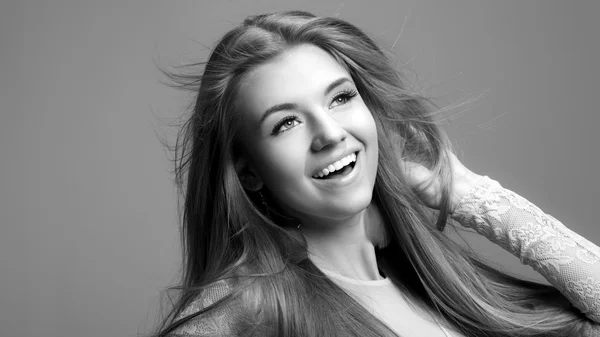 Retrato de una hermosa mujer sonriente — Foto de Stock