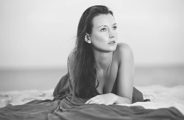 Schöne Frau am Strand — Stockfoto