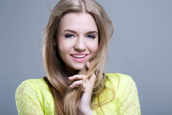 Portrait of a beautiful smiling woman — Stock Photo, Image